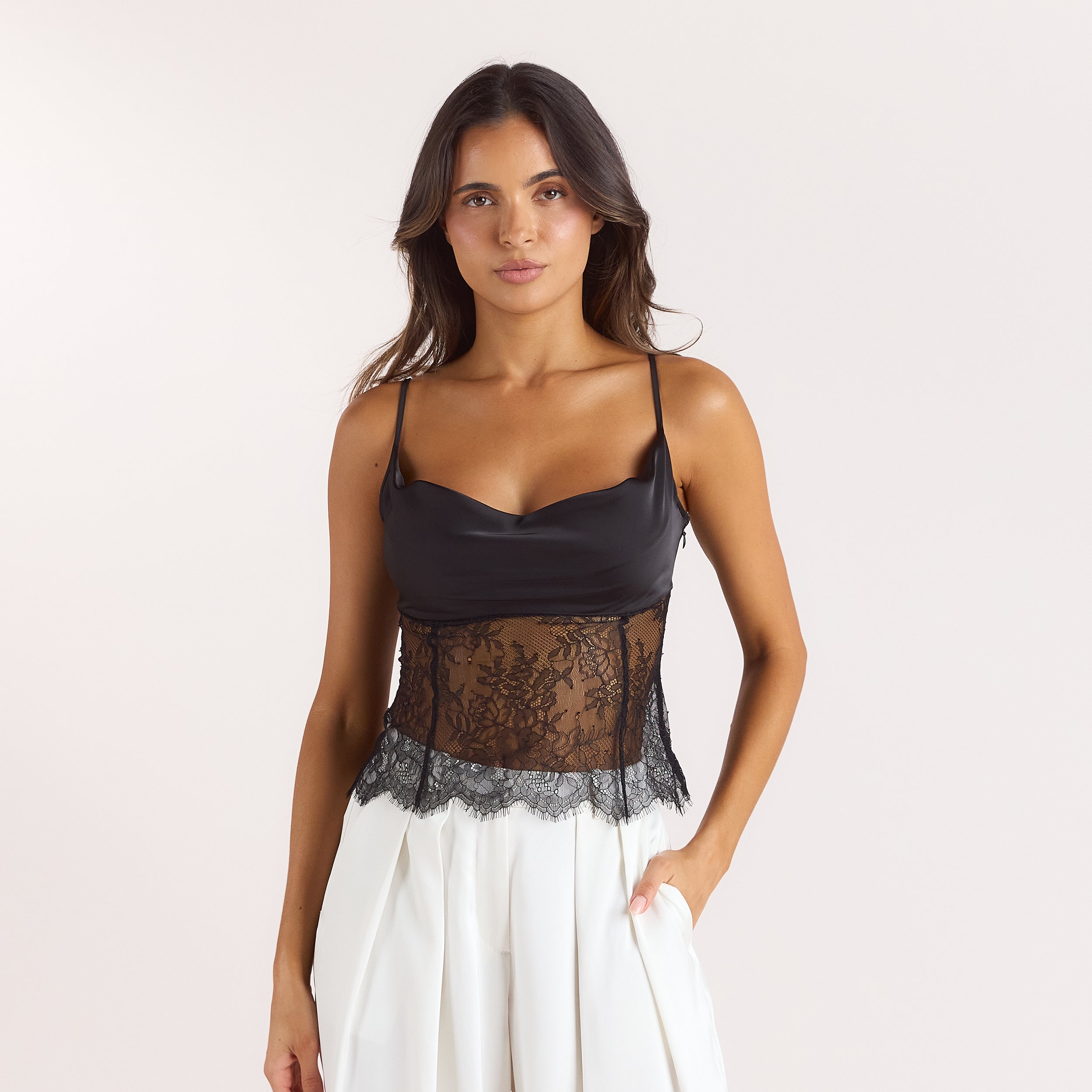 Satin Cami Top med cowl neck - Sort alternate