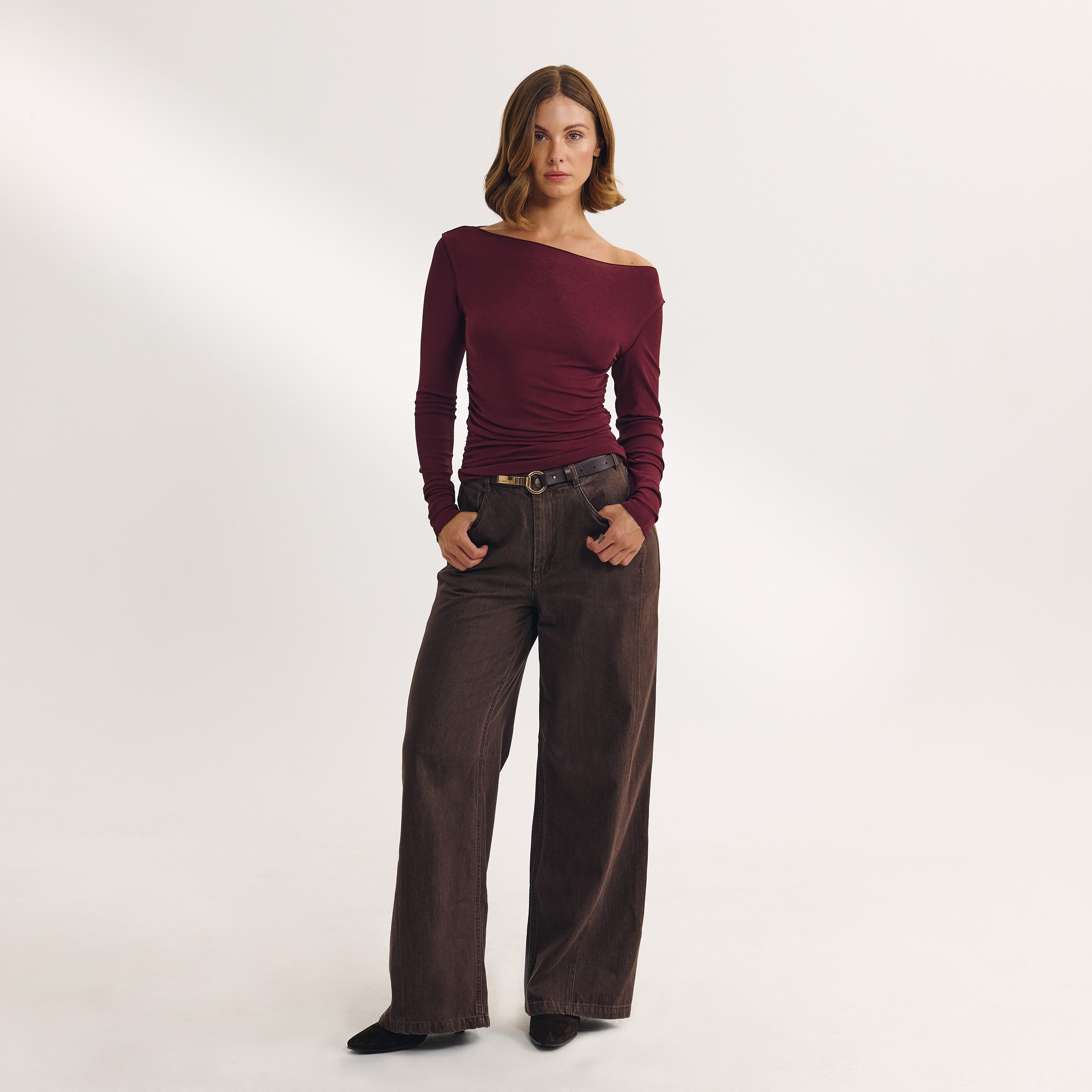 Top med slids i halsudskæringen | Top med slids i halsudskæringen - Kirsebærlak