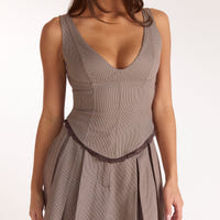 Fitted top med v-hals - Ternet Brun