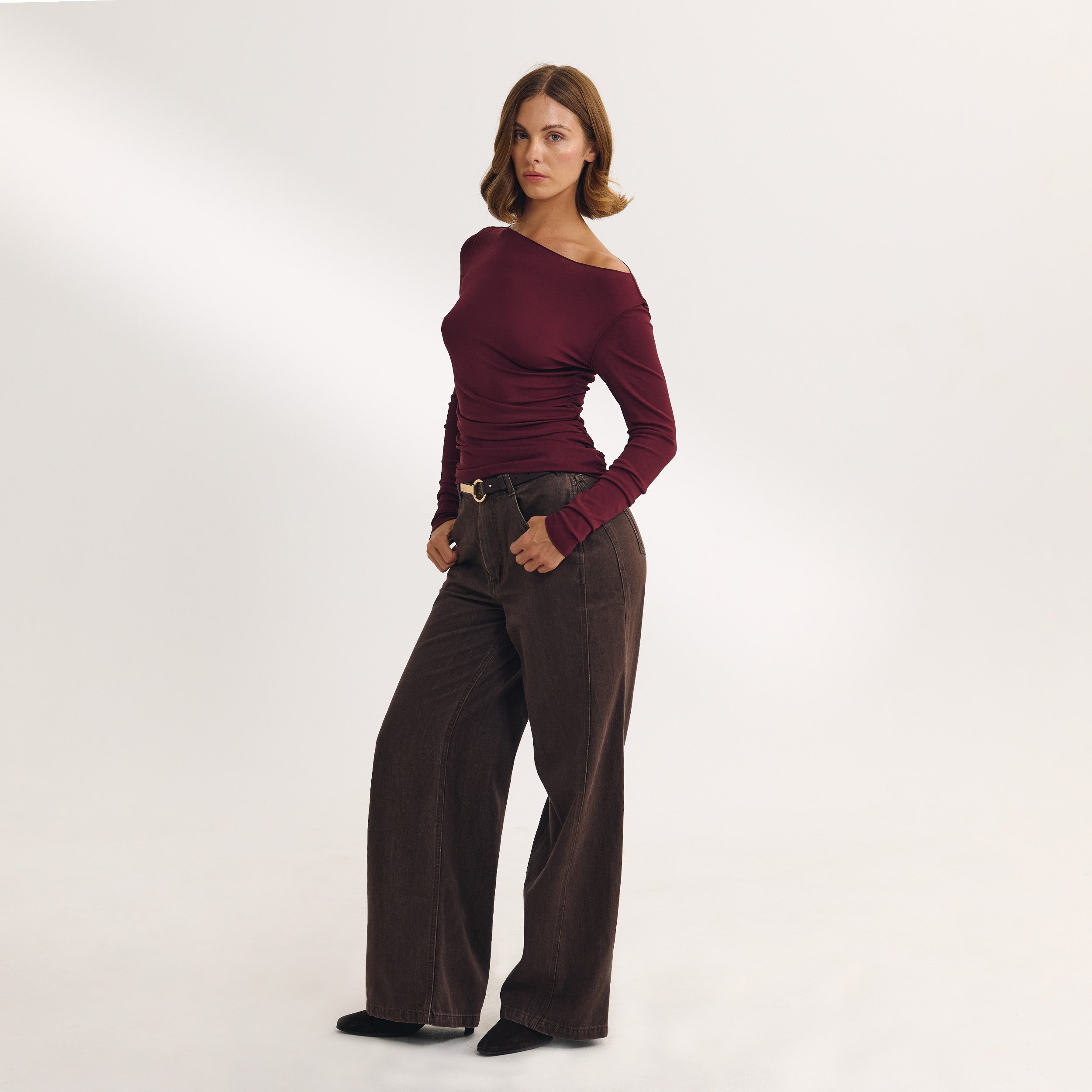 Top med slids i halsudskæringen | Top med slids i halsudskæringen - Kirsebærlak