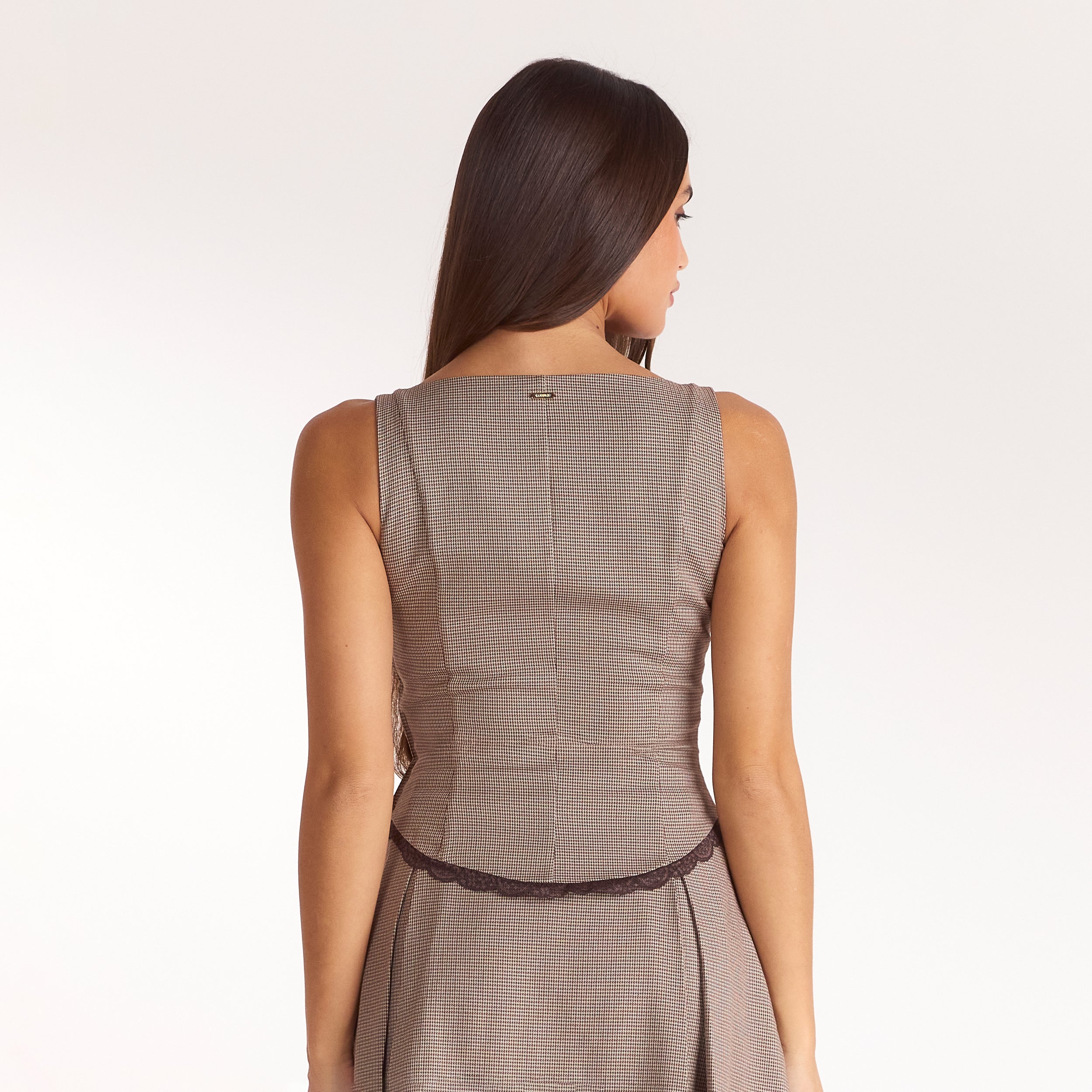 Fitted top med v-hals - Ternet Brun alternate