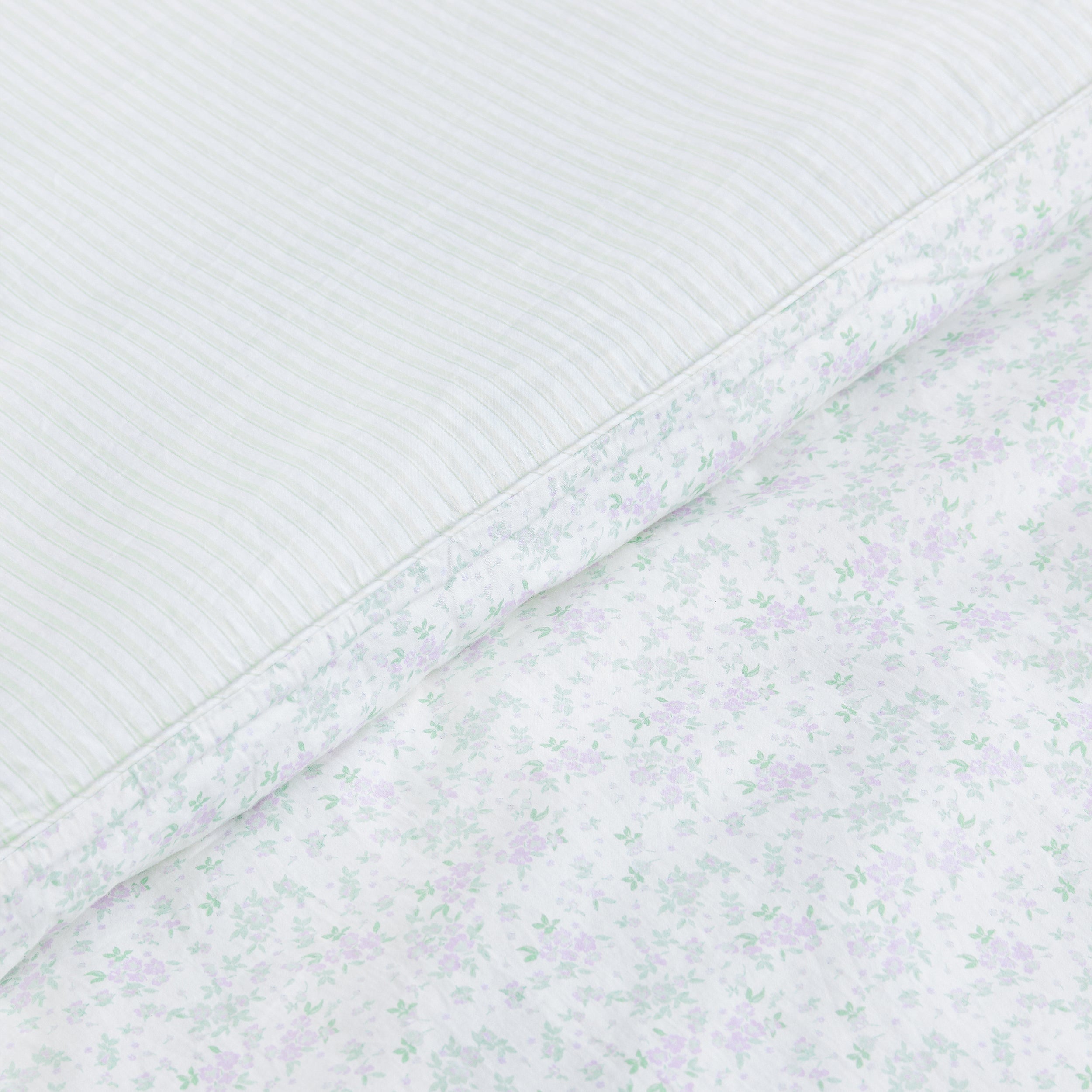 Bloom & Stripe Vendbar Dynebetræk | Bloom & Stripe Vendbar Dynebetræk - Salviegrøn Blomsterprint