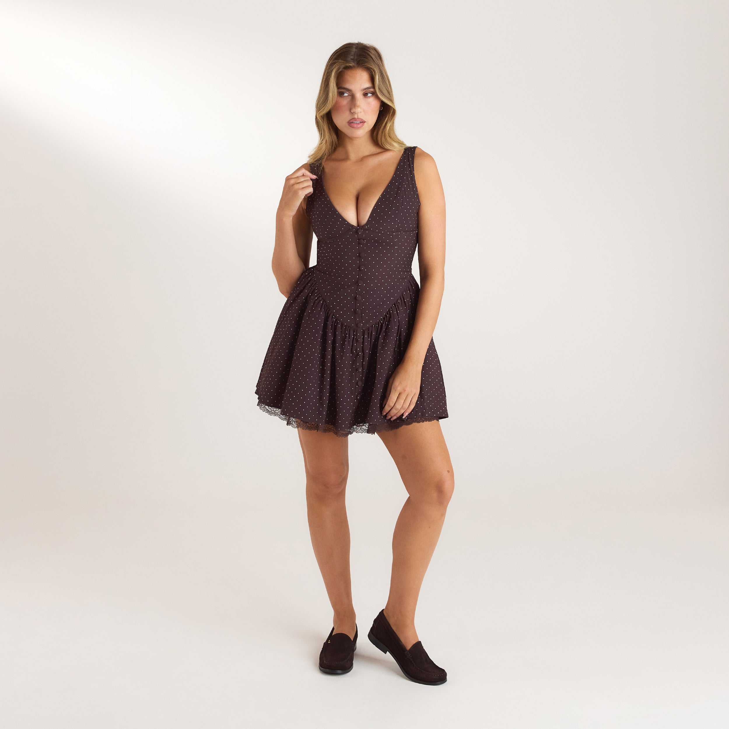Plunge Mini-kjole med blonderkant | Plunge Mini-kjole med blonderkant - Chokolade Polka Dot
