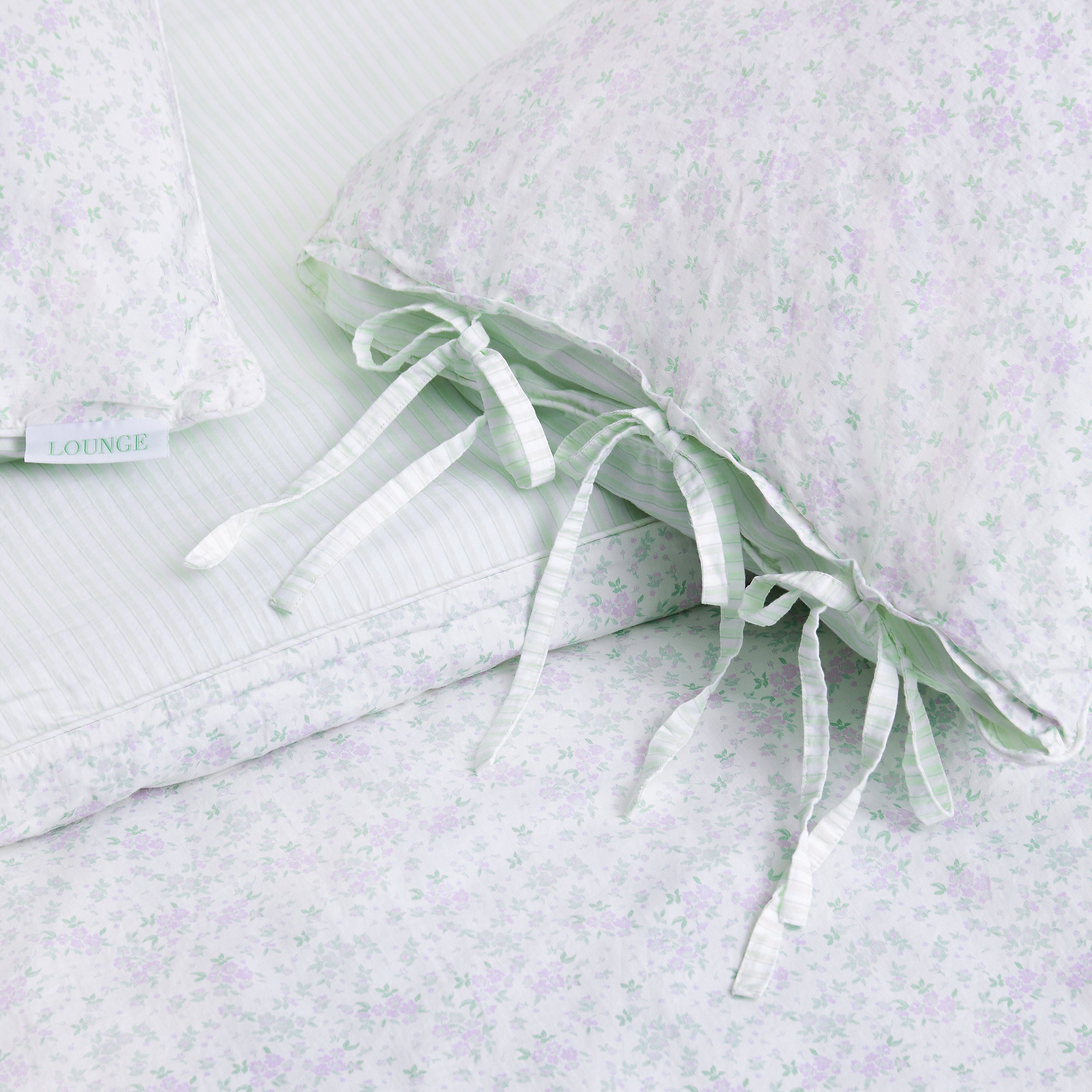 Bloom & Stripe Vendbar Dynebetræk | Bloom & Stripe Vendbar Dynebetræk - Salviegrøn Blomsterprint