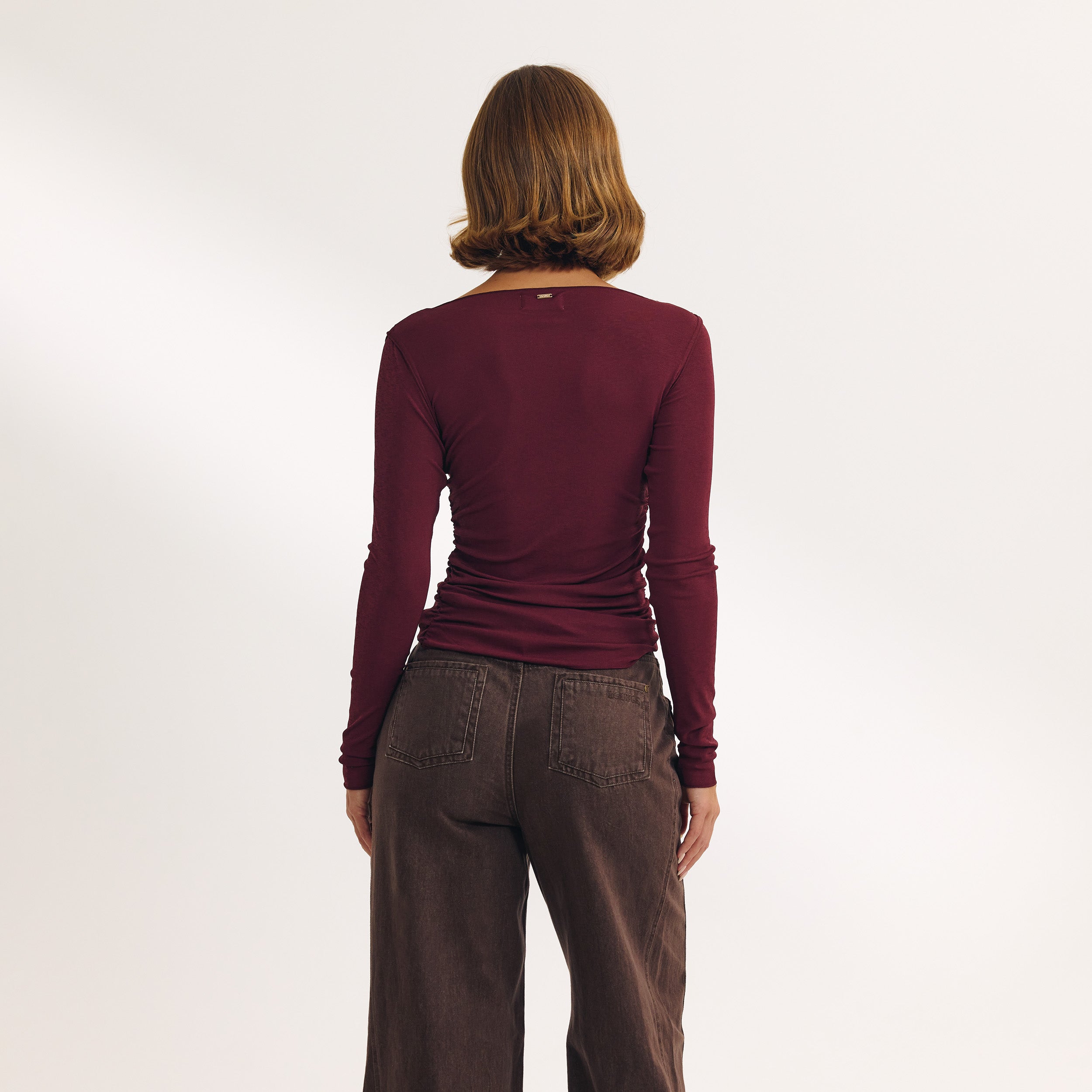 Top med slids i halsudskæringen | Top med slids i halsudskæringen - Kirsebærlak