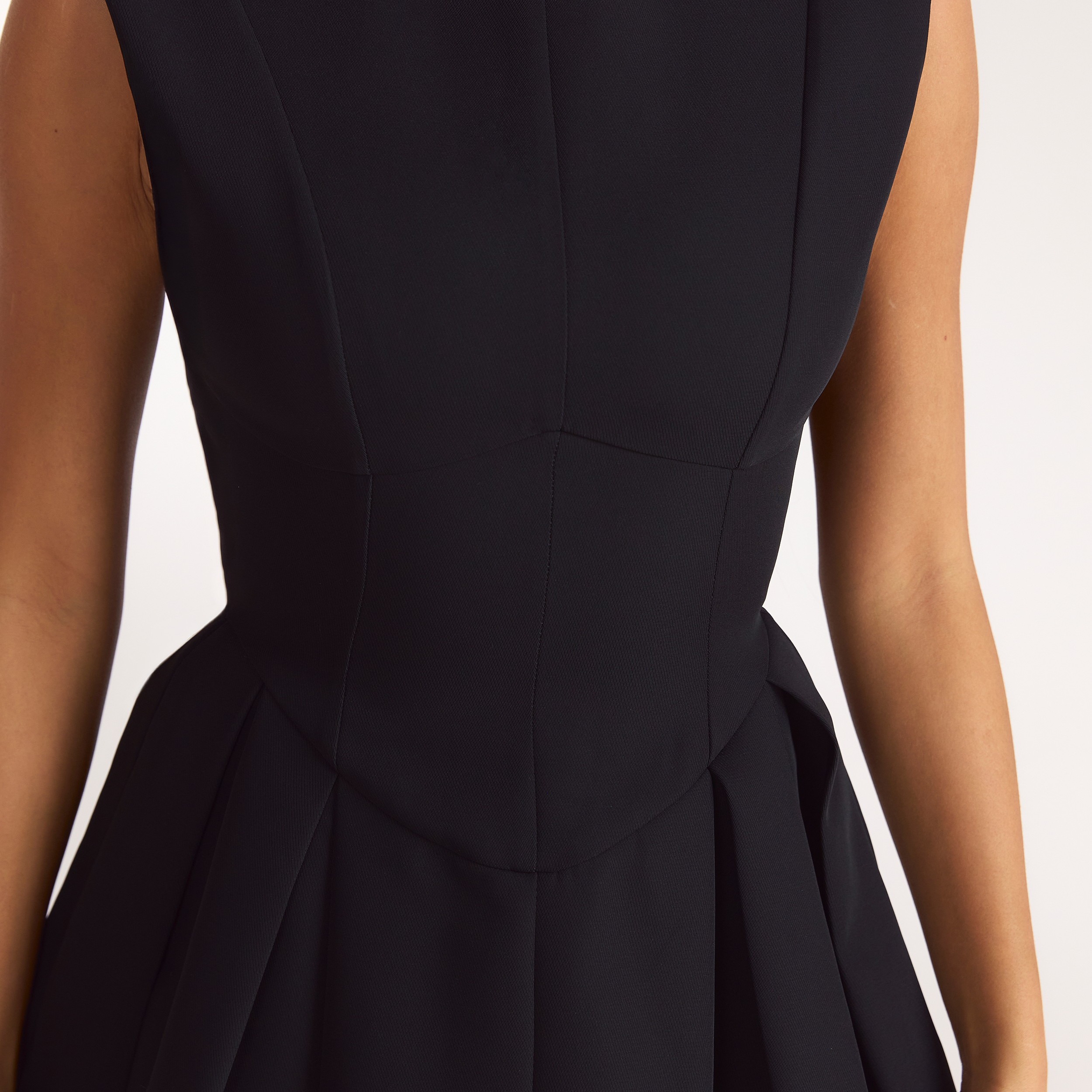 Plisseret minidress med fitted talje | Plisseret minidress med fitted talje - Sort