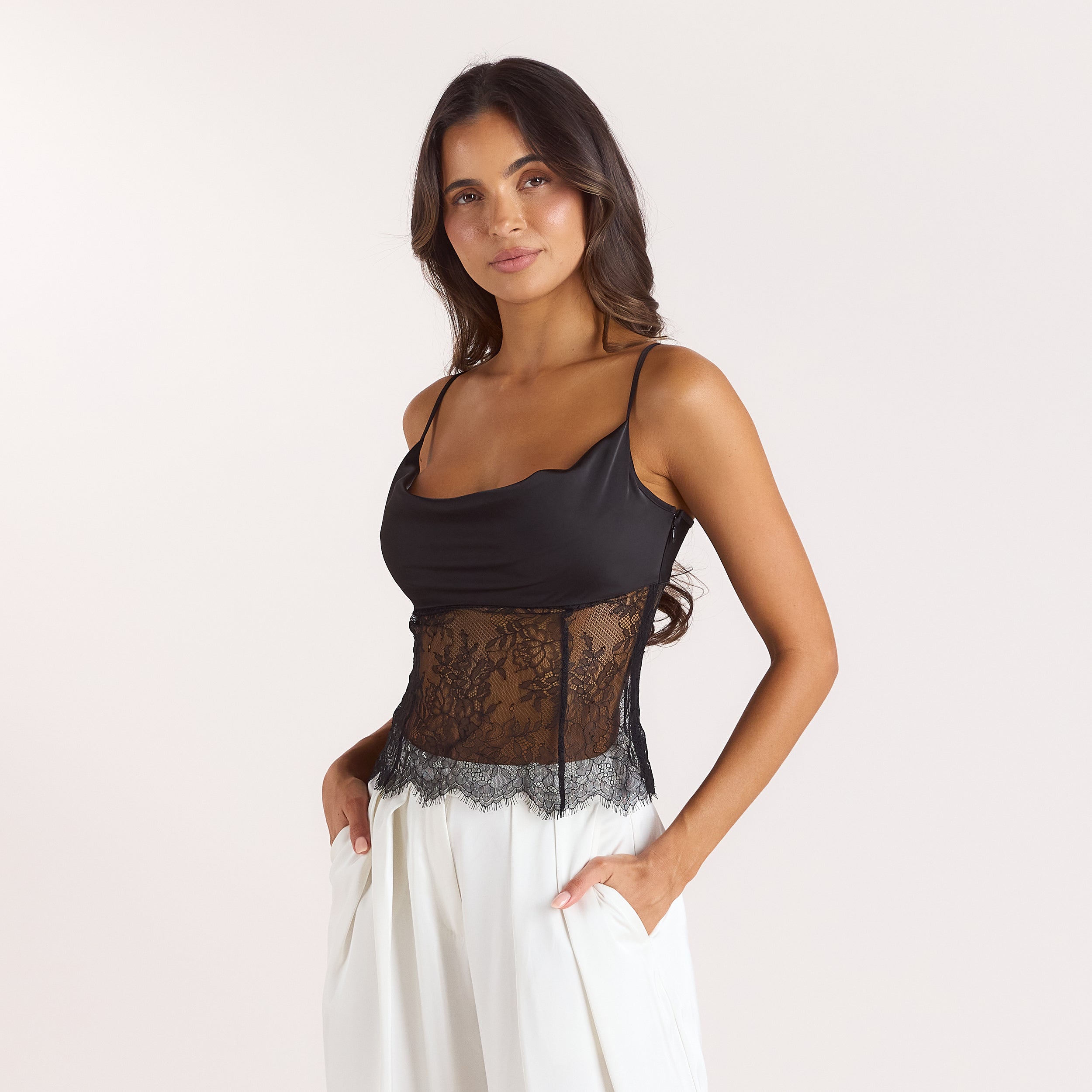 Satin Cami Top med cowl neck | Satin Cami Top med cowl neck - Sort