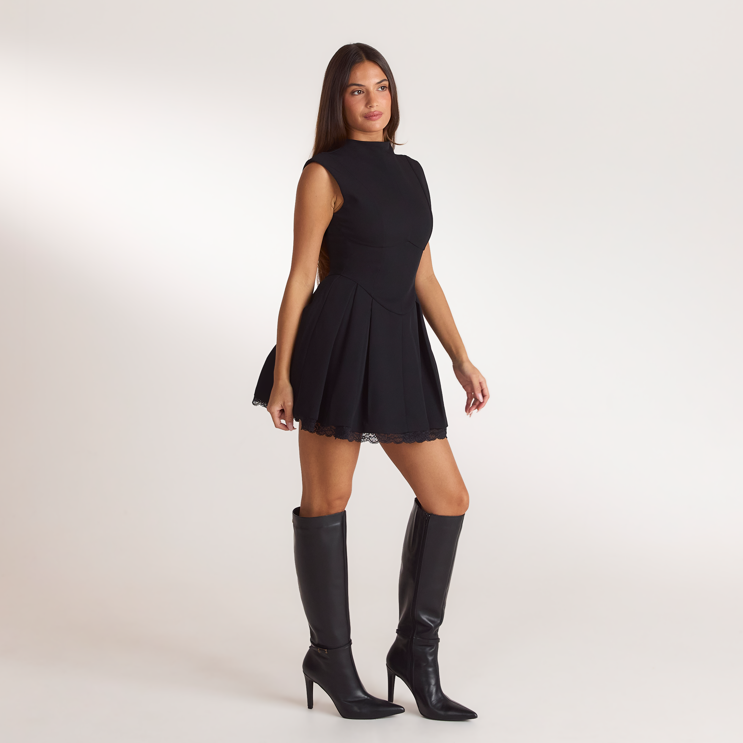 Plisseret minidress med fitted talje | Plisseret minidress med fitted talje - Sort