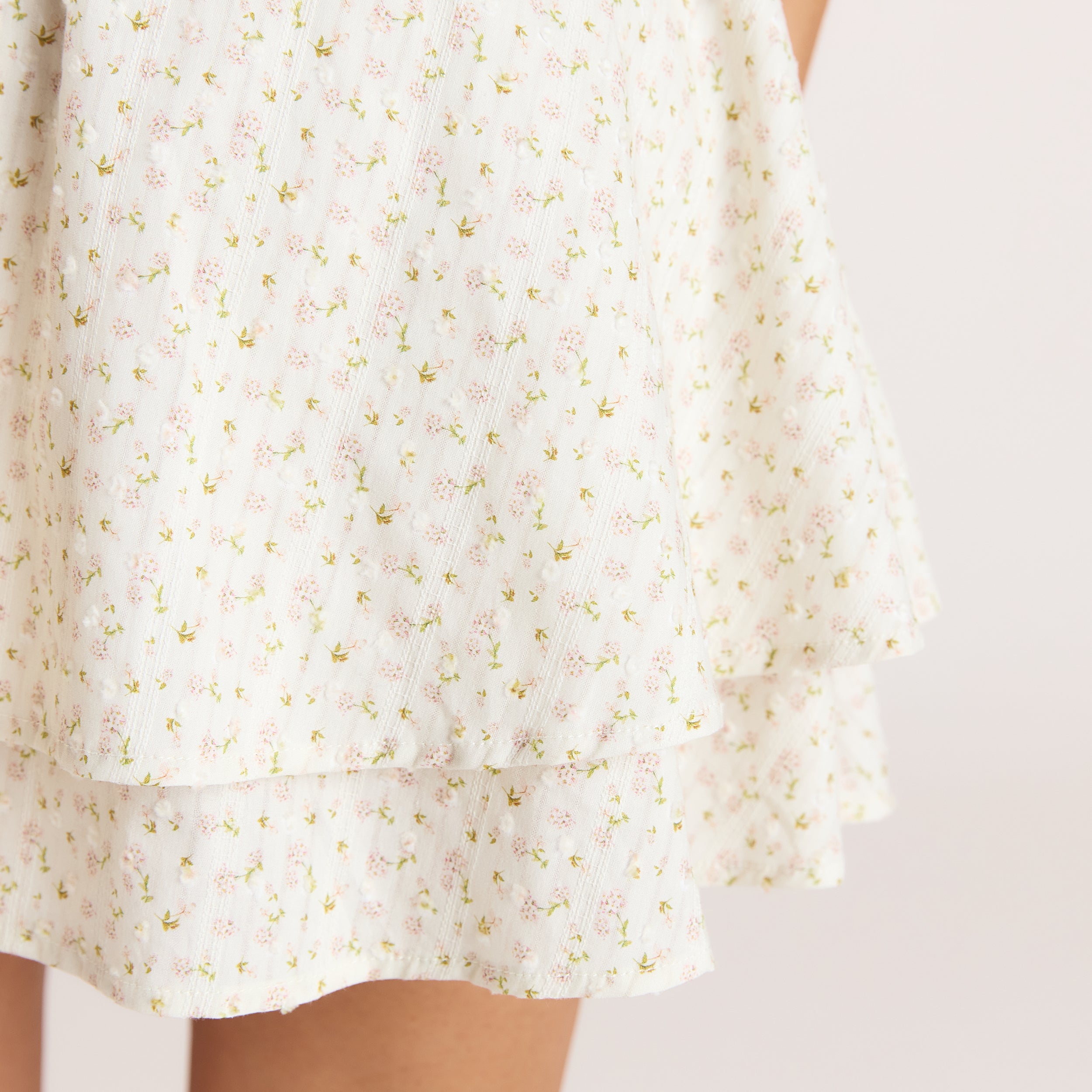 Mini-kjole med korte ærmer og blonde | Mini-kjole med korte ærmer og blonde - Blomstret Creme